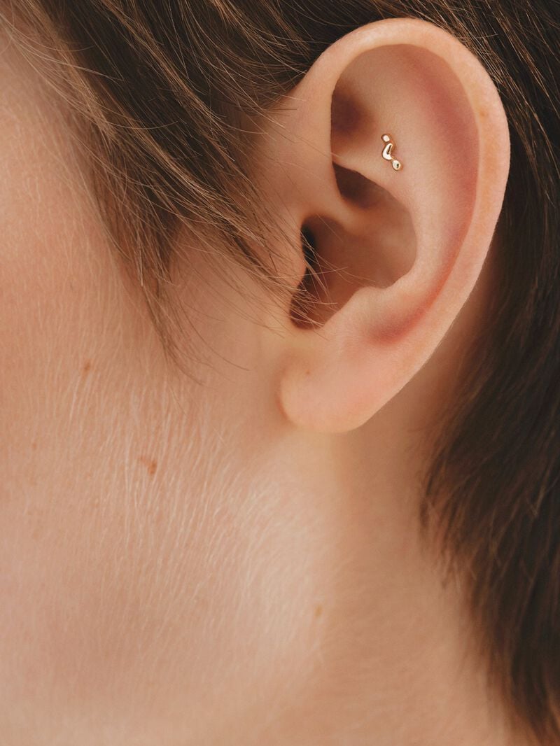 Individual 18K yellow gold piercing with an organic wave shape. image number 1