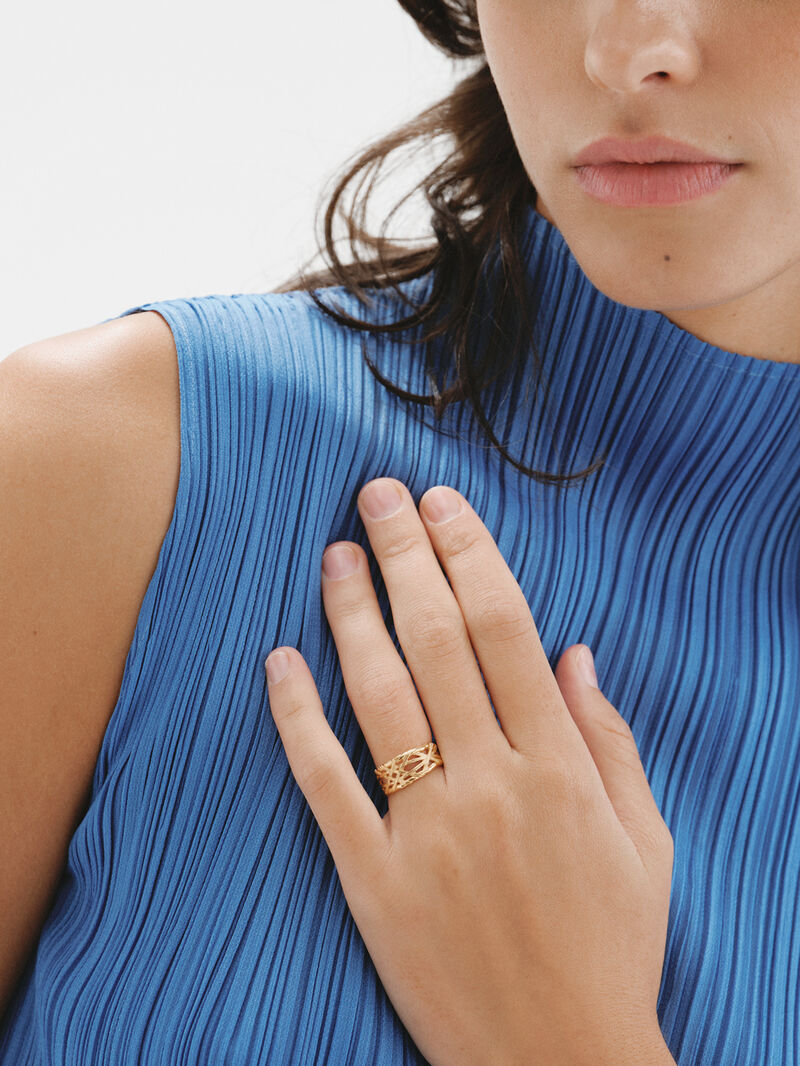 927 Silver ring bathed in 18K yellow gold with wicker texture. image number 1