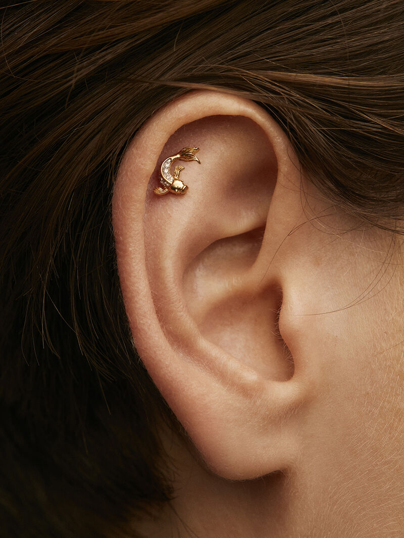 Individual 18K yellow gold earring with diamond-shaped fish. image number 1