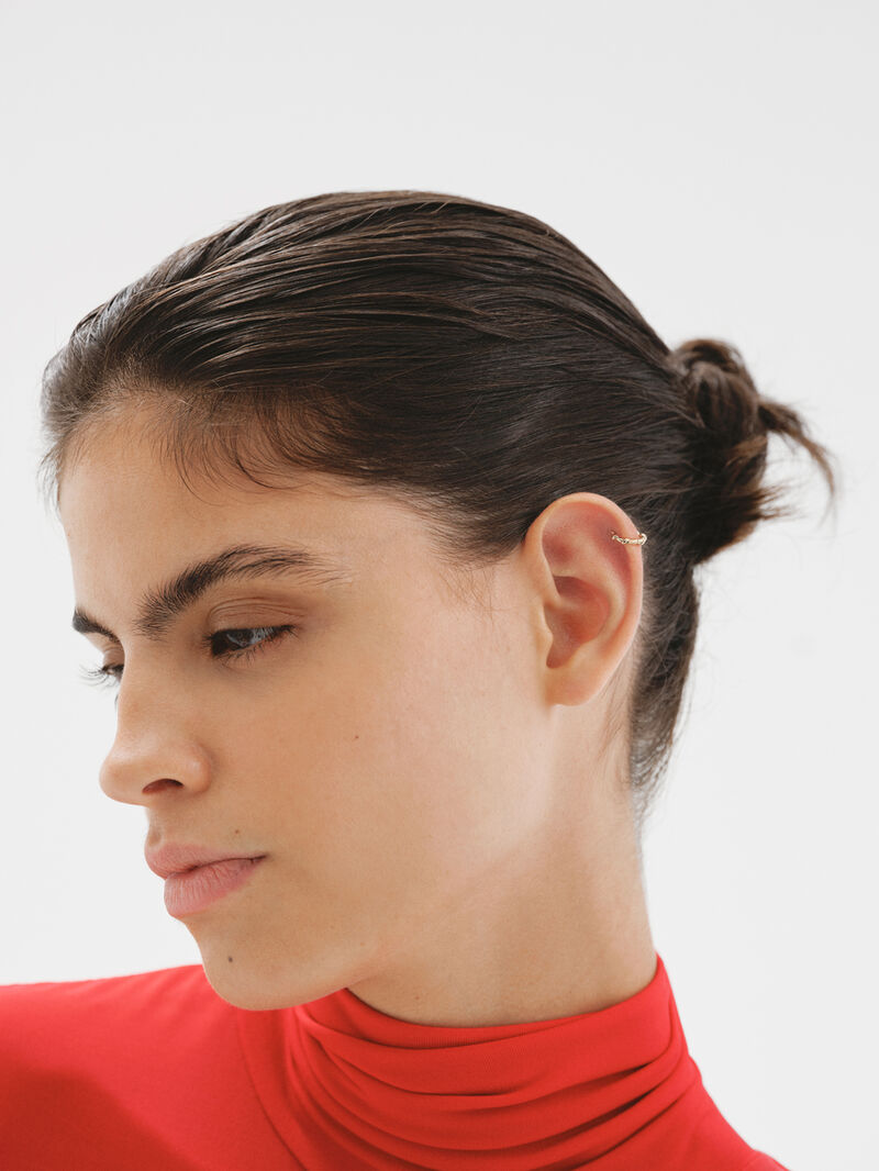 Individual yellow gold 9K earring with embossing. image number 3