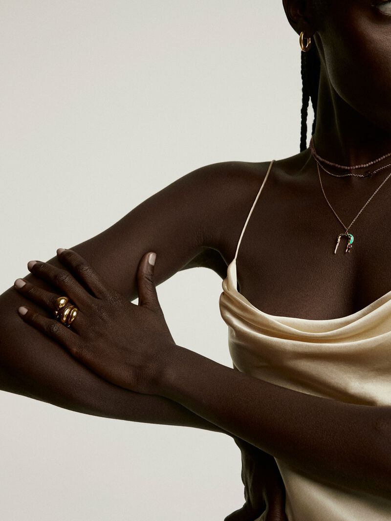 925 Silver charm bathed in 18K yellow gold in the shape of the Nut goddess, purple amethyst and enamel. image number 5