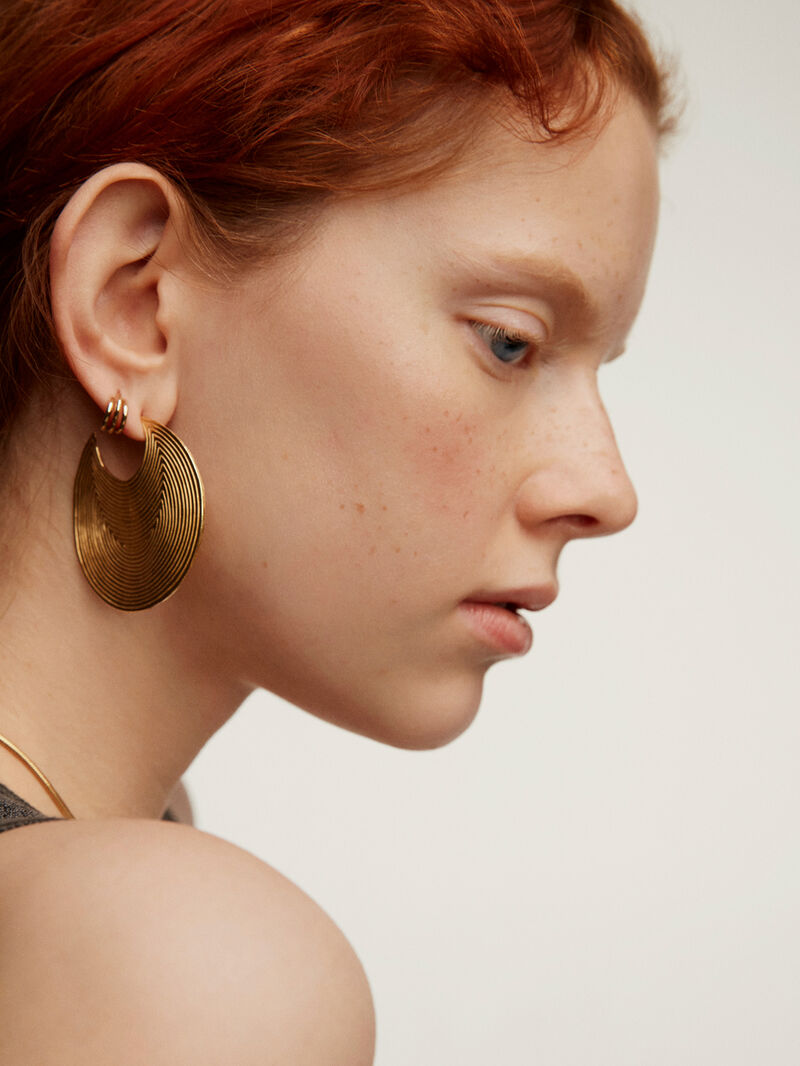 Large hoop earrings made of 925 silver, covered in 18K yellow gold with embossed detail. image number 4