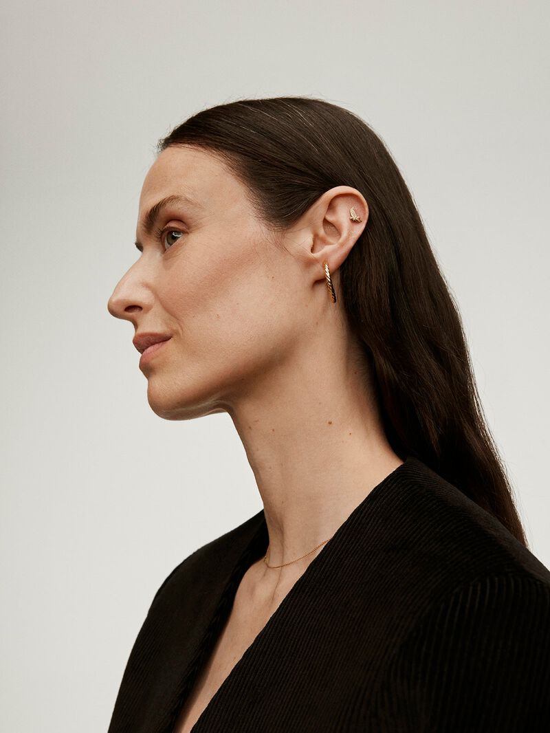Individual 18K yellow gold earring with eagle shape and diamonds. image number 8