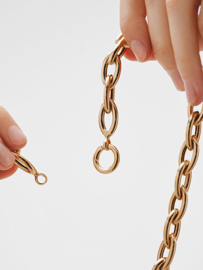 Round 925 silver carabiner coated in 18K yellow gold. image number 3