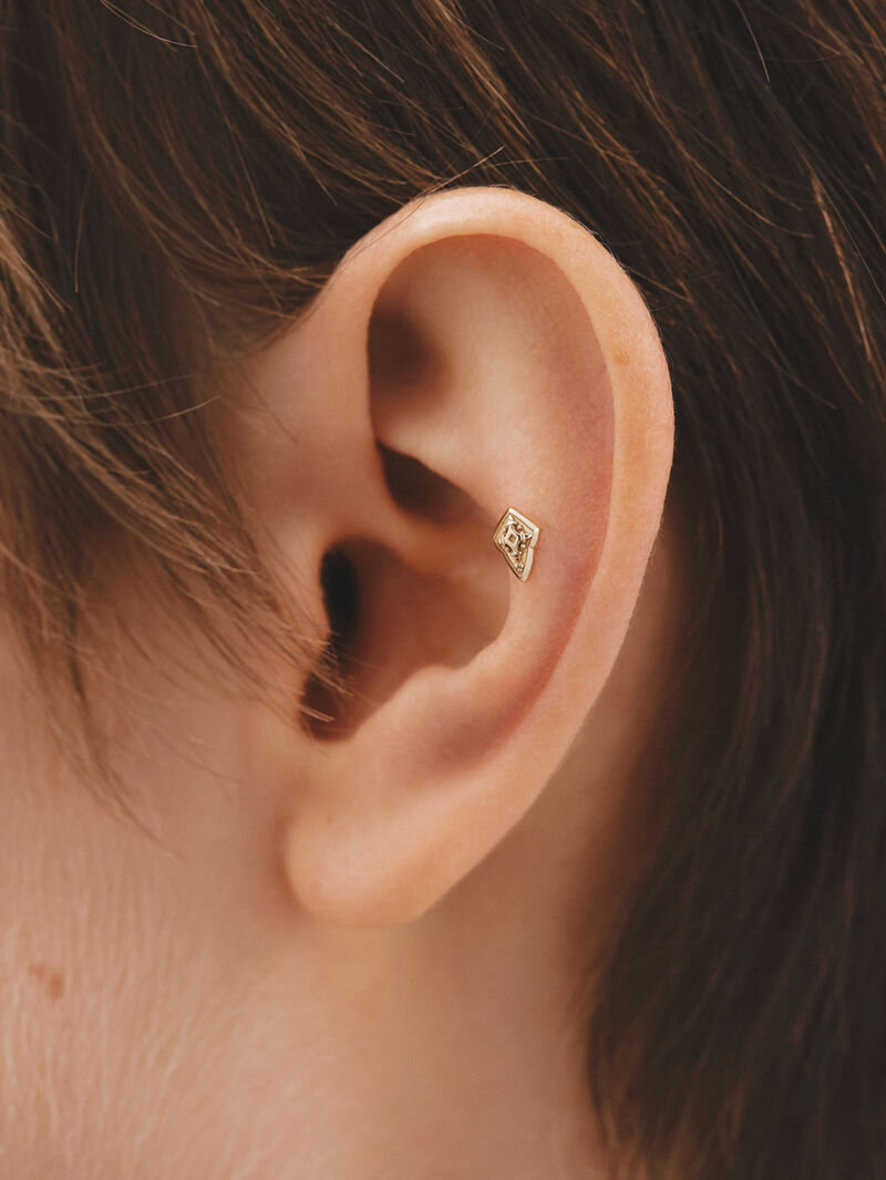 Individual 18K yellow gold piercing with Gothic style motif. image number 3