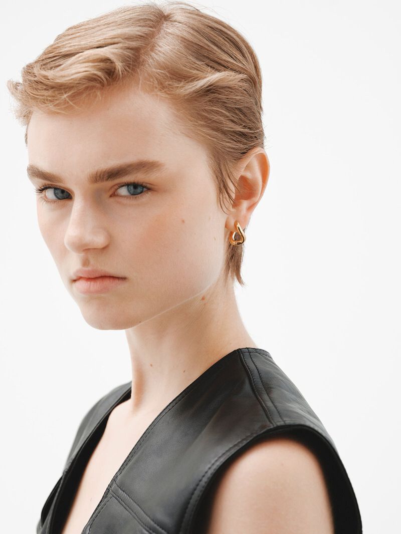 Medium thick 925 silver hoop earrings bathed in 18K yellow gold with a wavy shape. image number 3