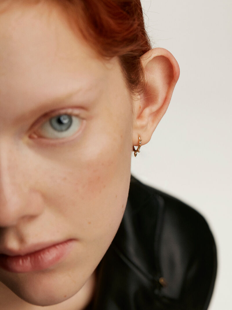 Individual 9K yellow gold hoop earring with spikes. image number 1