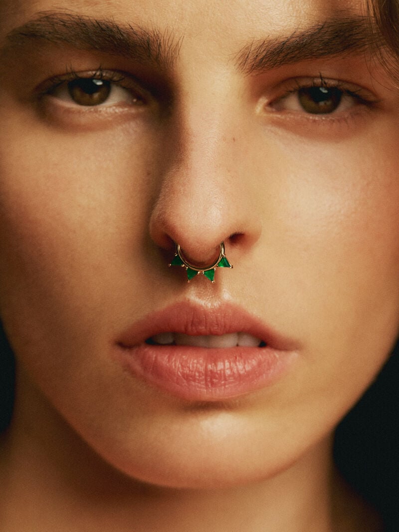 Individual 9K yellow gold earring with green onyx image number 1
