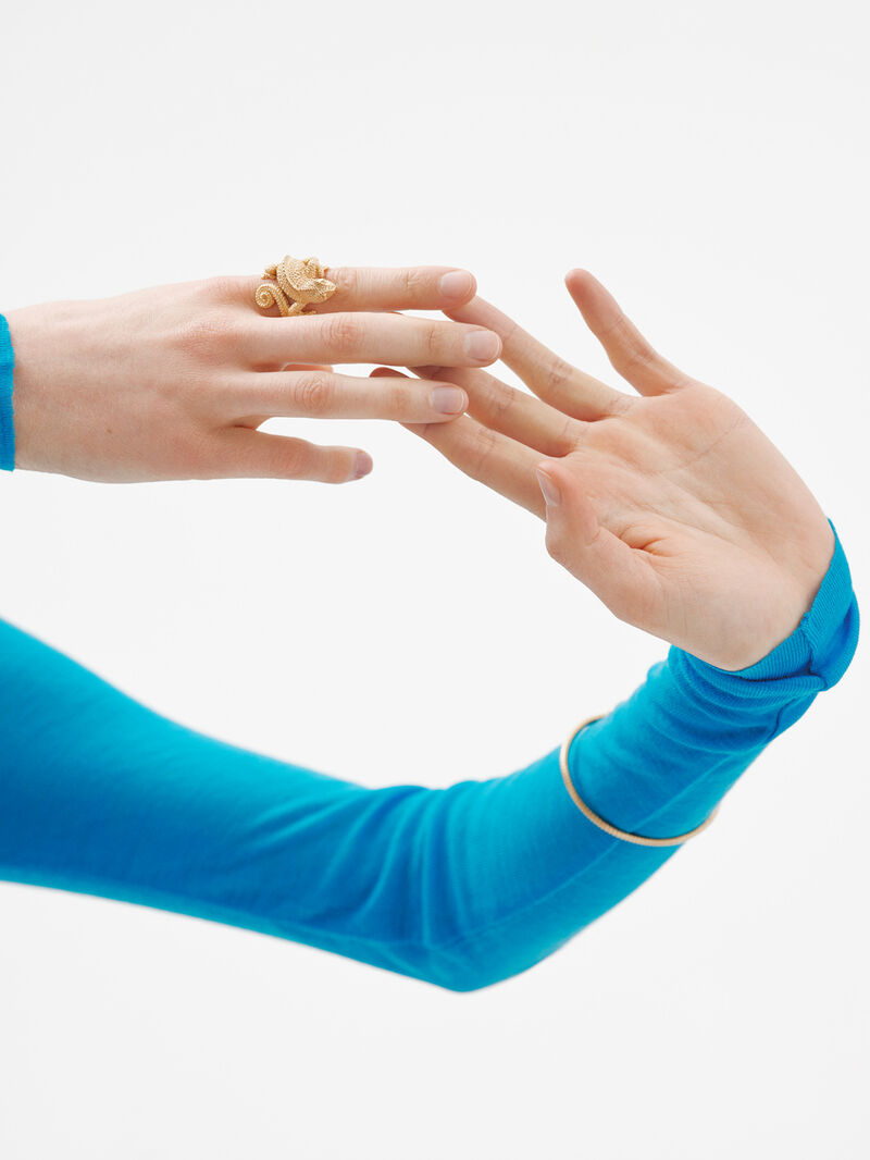 Wide 925 silver ring bathed in 18K yellow gold in the shape of a chameleon. image number 5