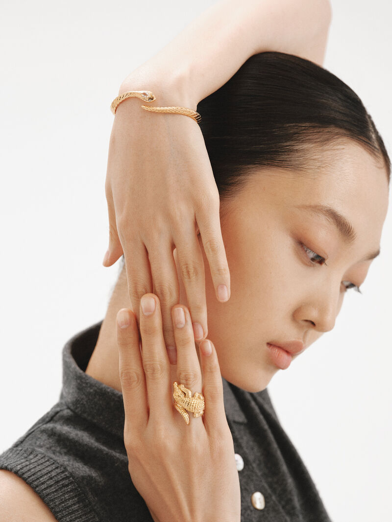 925 Silver wide ring, dipped in 18K yellow gold, in the shape of a crocodile. image number 5