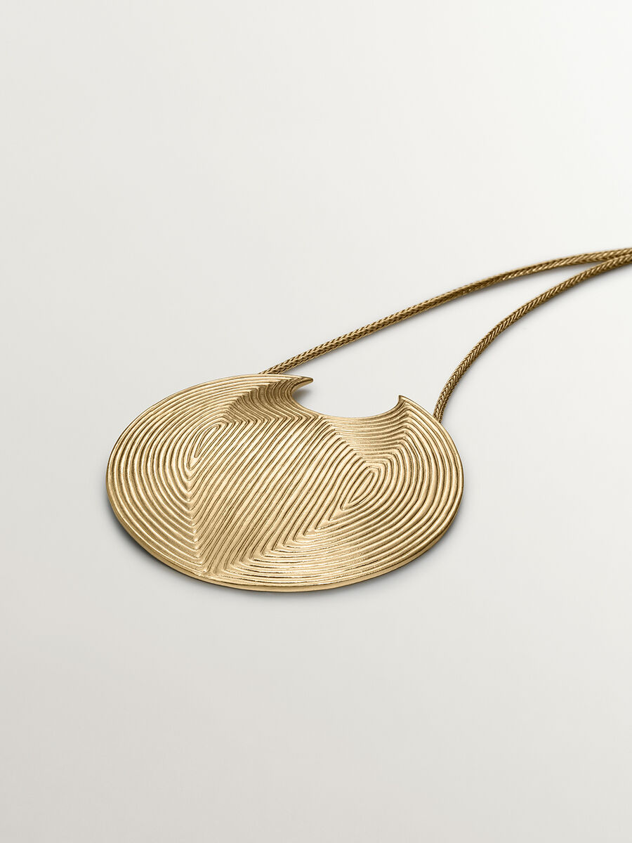 XL-size, circular, embossed pendant in 18kt yellow gold-plated sterling silver, J05213-02, hi-res