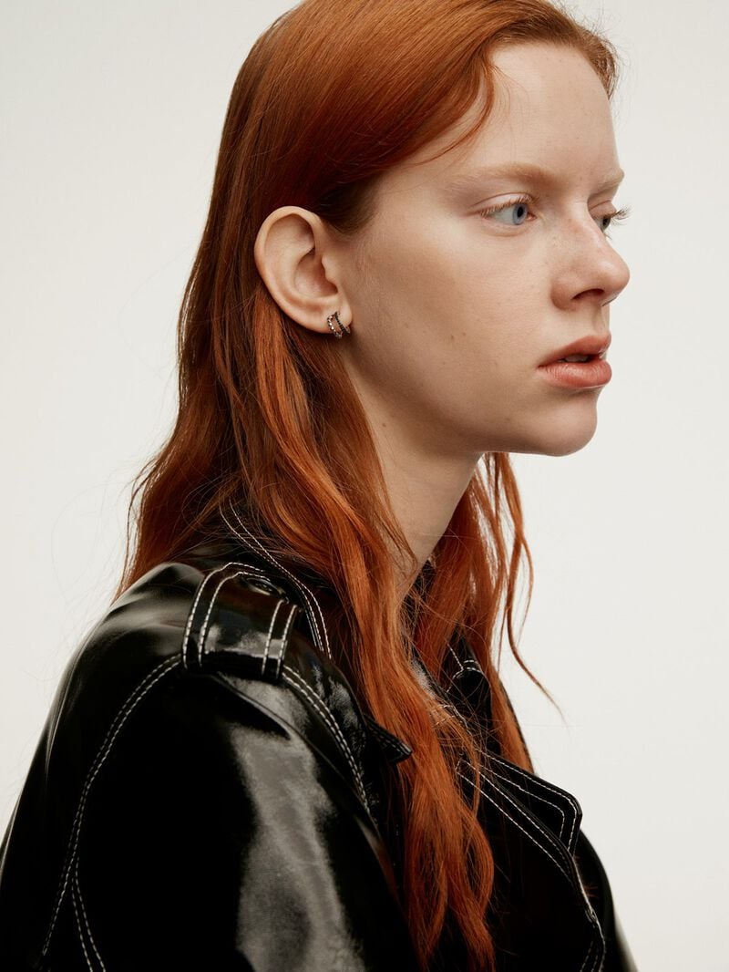 Small double hoop earrings made of 925 silver with embossed detailing and black spinels. image number 3