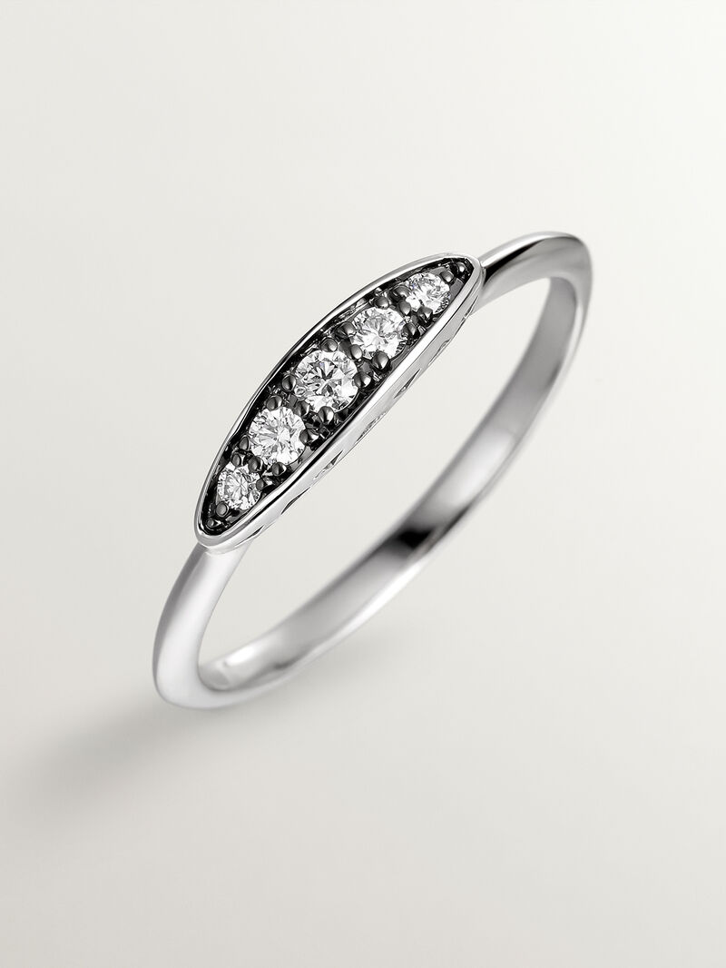 18K white gold ring with aged effect and brilliant cut diamond image number 4