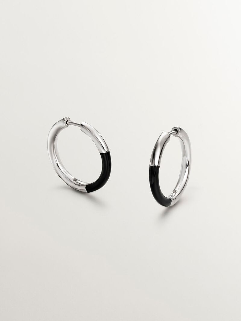Medium hoop earrings in 925 silver with black enamel. image number 0