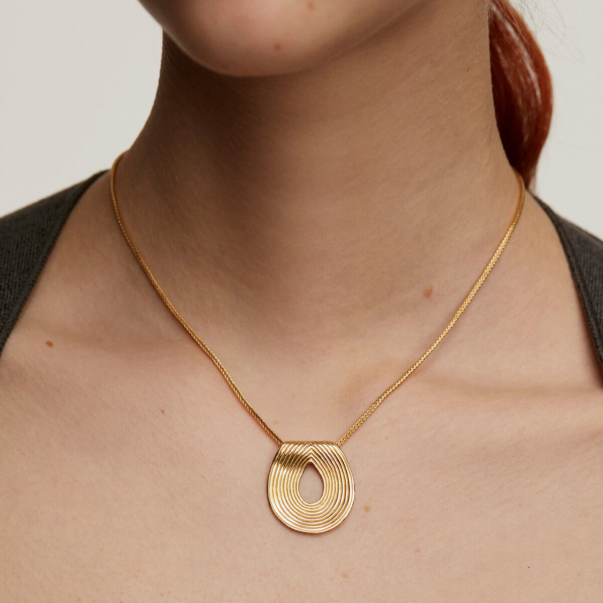 Oval-shaped, embossed pendant in 18kt yellow gold-plated sterling silver, J05212-02, mainproduct
