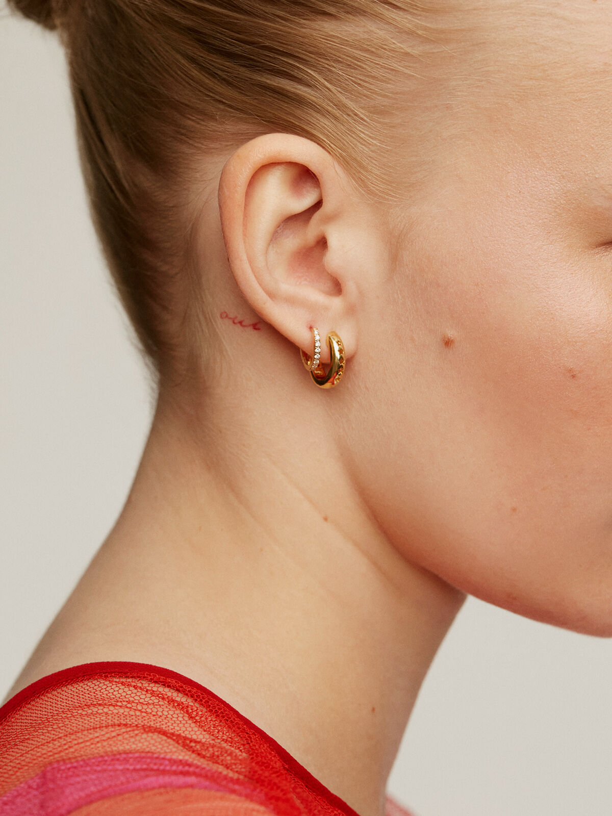 Thick hoop earrings made of 925 silver coated in 18K yellow gold