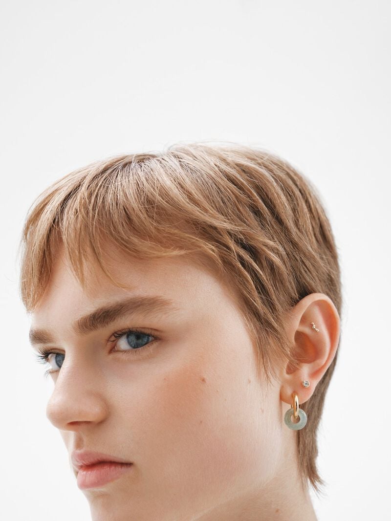 Individual 18K yellow gold piercing with an organic wave shape. image number 4