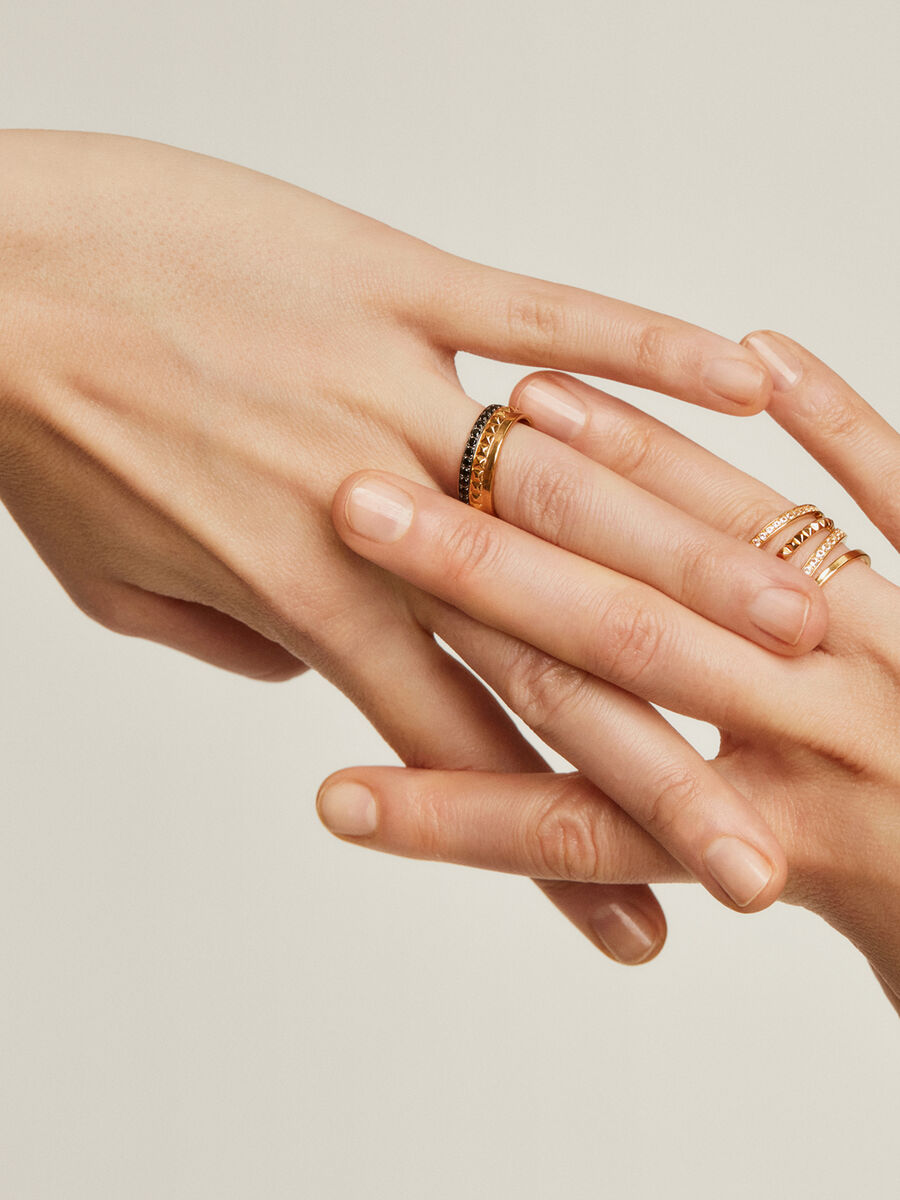 Ring in 18k yellow gold-plated silver with raised detail and black spinel gemstones , J04903-02-BSN, hi-res