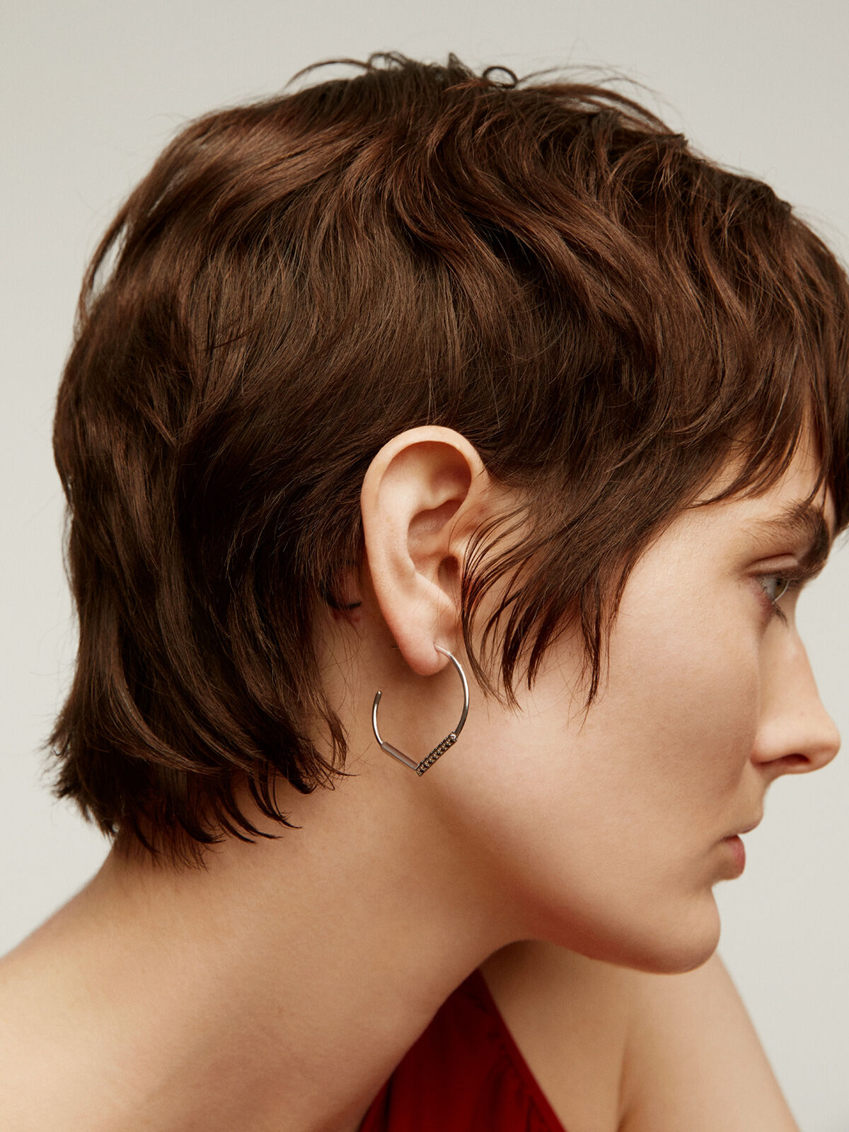 Medium sized 925 silver hoop earrings with a V shape and black