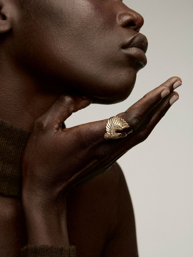 Wide 925 silver ring coated in 18K yellow gold with an eagle shape. image number 3
