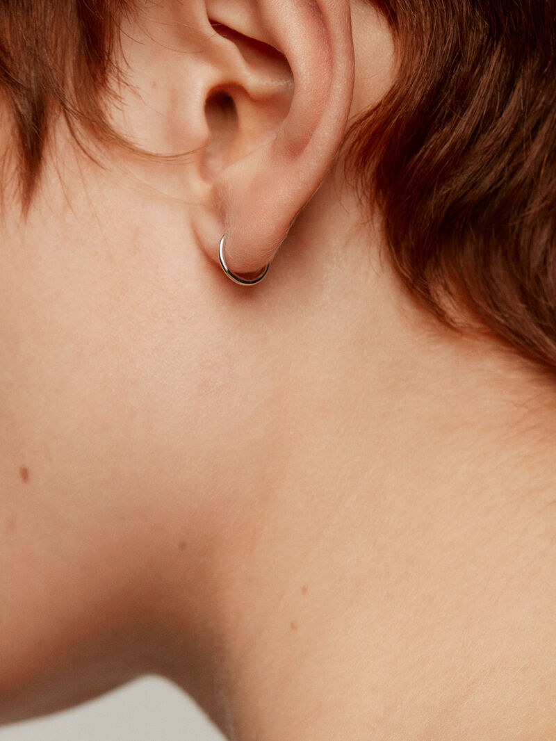 Individual small hoop earring made of 9K white gold. image number 3