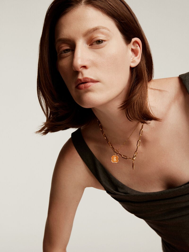 Charm in 925 sterling silver plated in 18K yellow gold with initial R and orange enamel with irregular shape image number 5