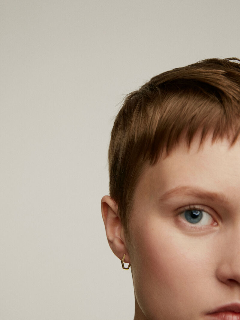 Individual 9K yellow gold hoop earring with hexagonal shape. image number 3