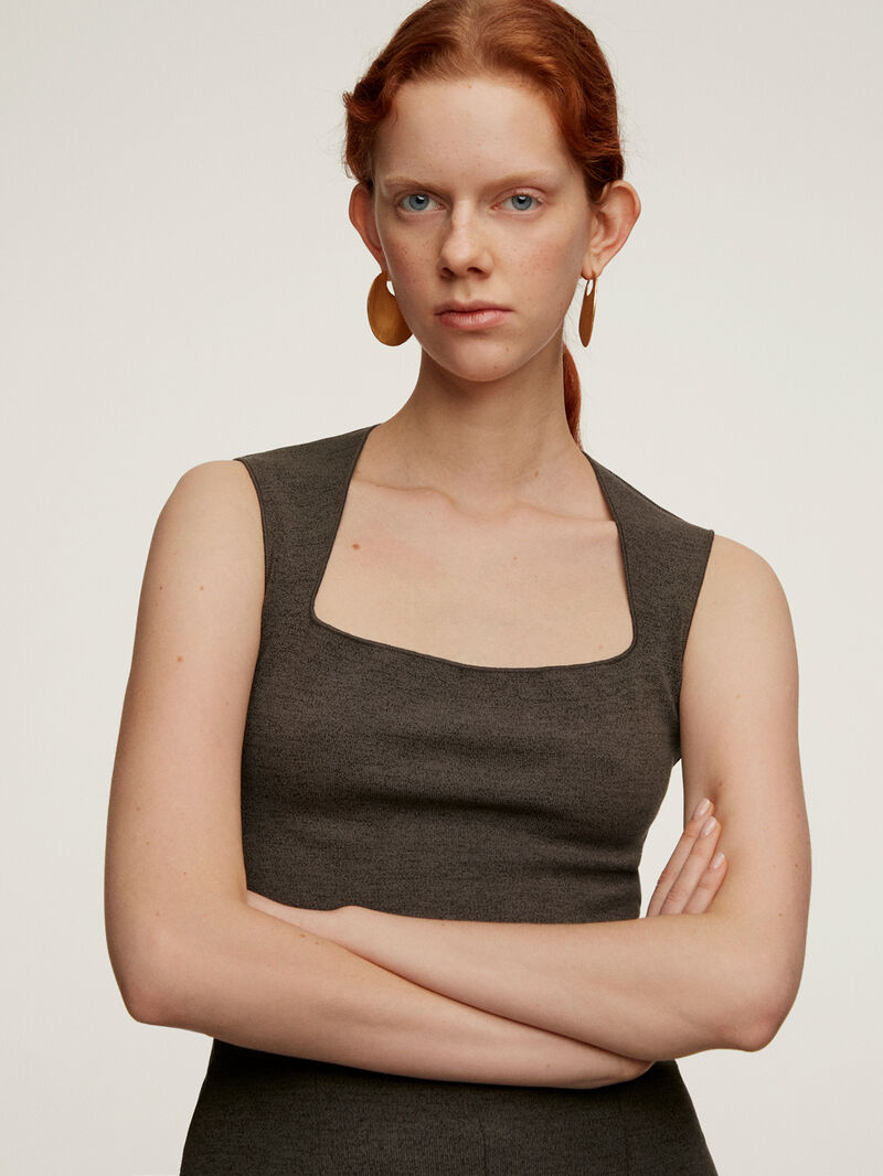 Large hoop earrings made of 925 silver, covered in 18K yellow gold with embossed detail. image number 3