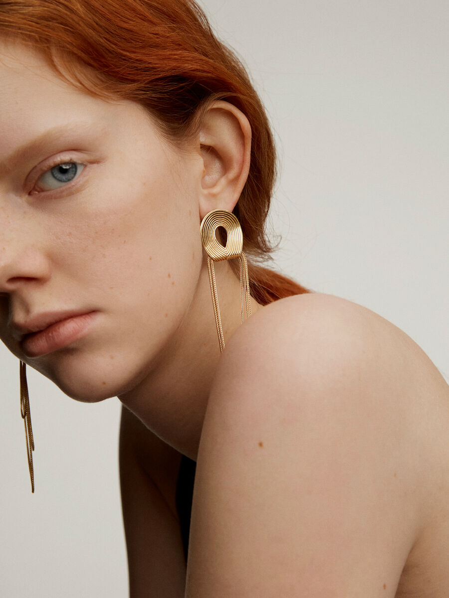 XL-size, embossed earrings with chains in 18kt yellow gold-plated silver, J05219-02, hi-res