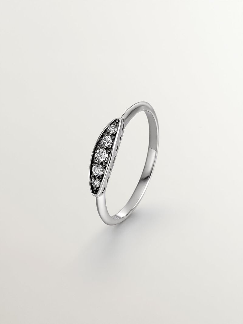 18K white gold ring with aged effect and brilliant cut diamond image number 0