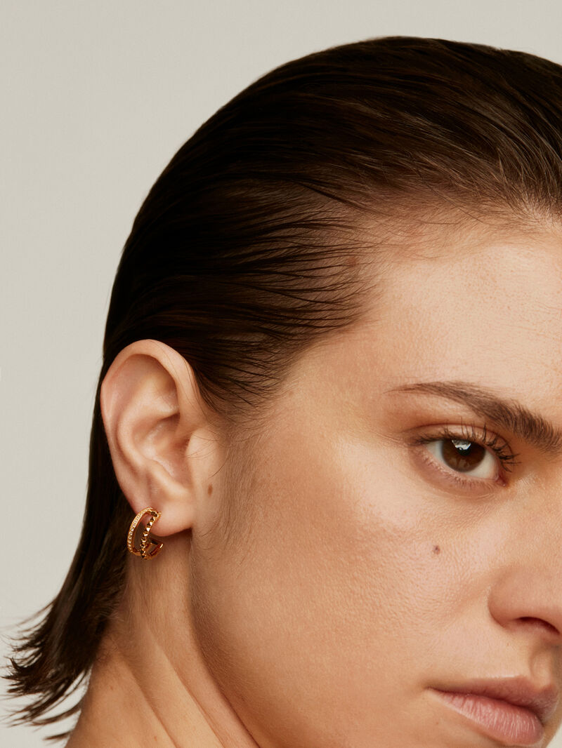 Double hoop earrings made of 925 silver plated in 18K yellow gold with embossing and white topaz. image number 1