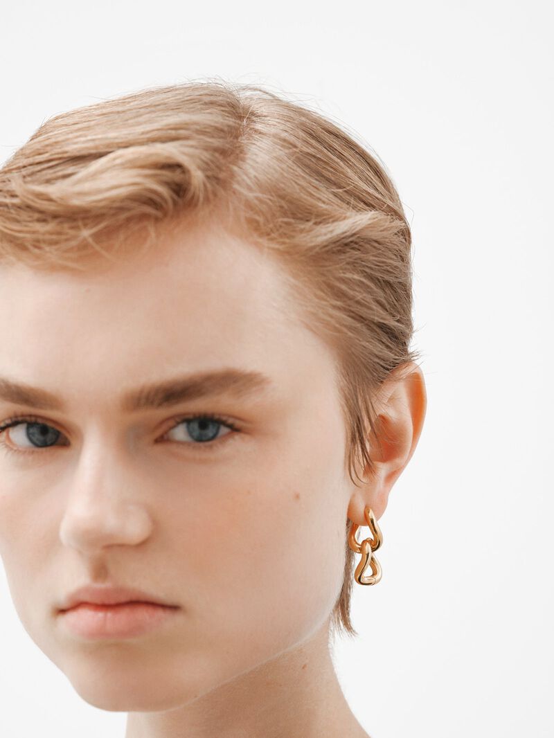 Medium thick 925 silver hoop earrings bathed in 18K yellow gold with a wavy shape. image number 5