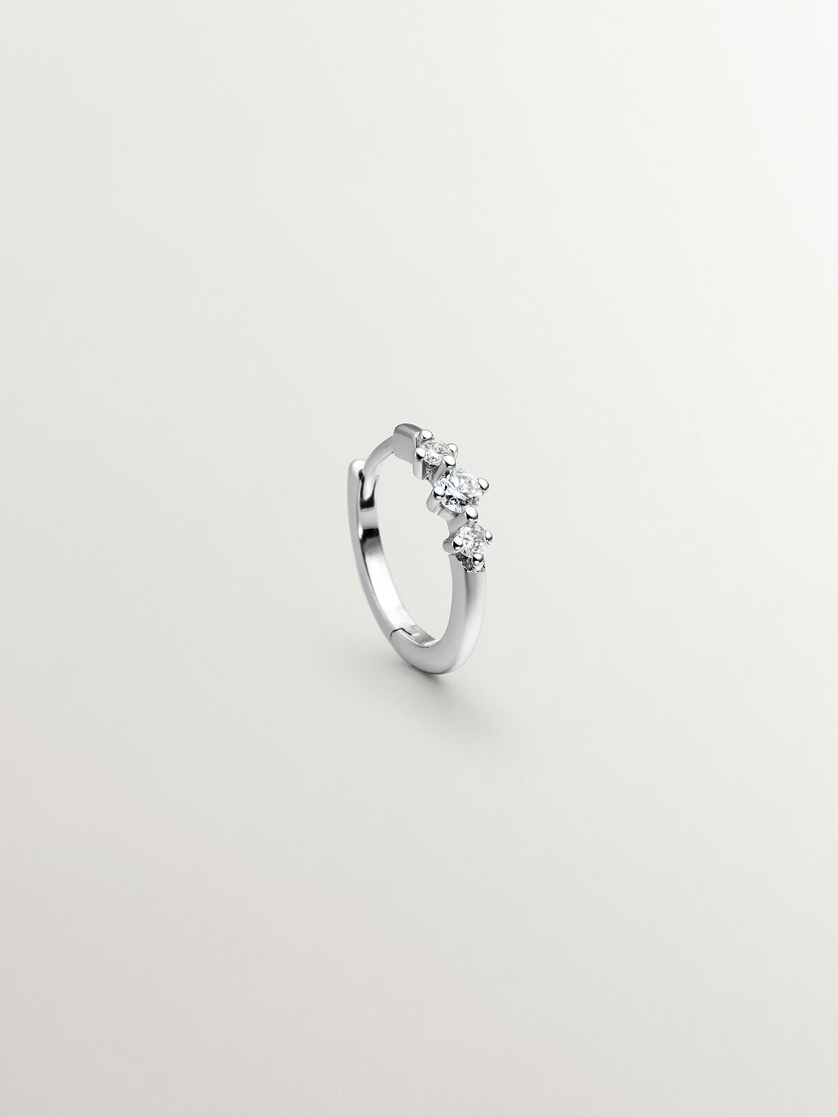 Small individual 18K white gold hoop earring with triple diamond