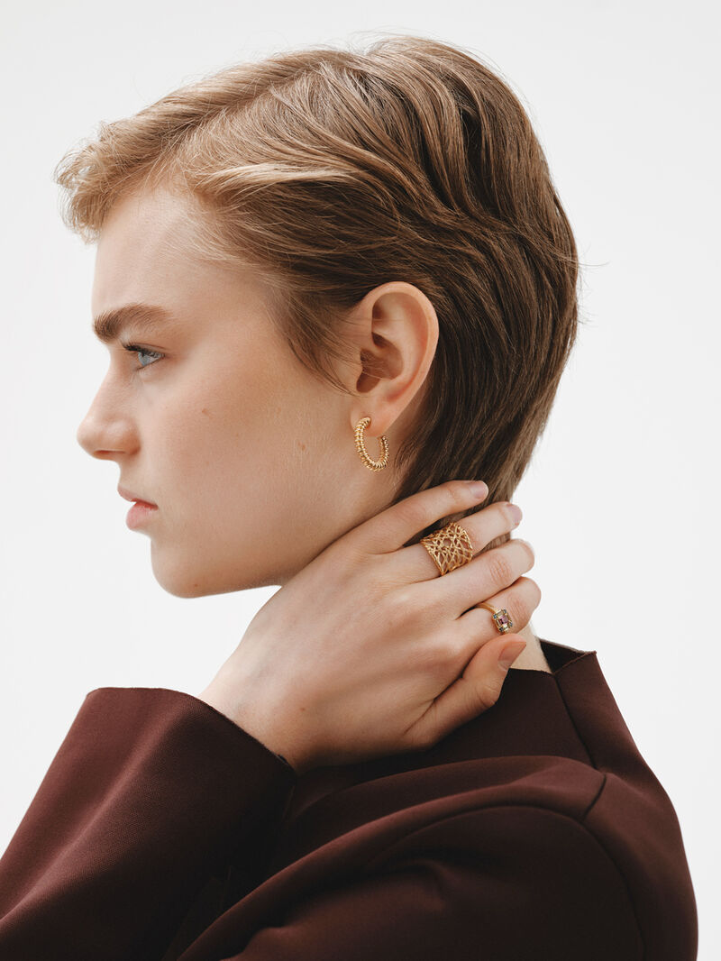 Medium hoop earrings made of 925 silver, coated in 18K yellow gold with a textured finish. image number 5