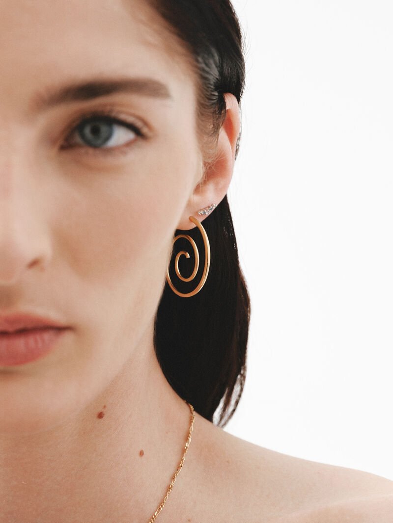 18K gold single earring with blue topaz image number 5