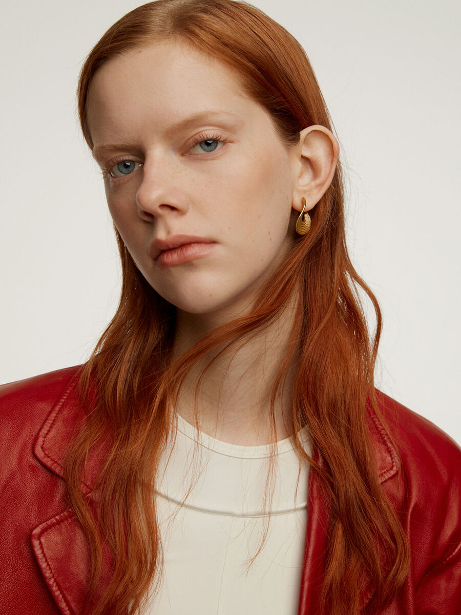 Medium-size, embossed, hammered hoop earrings in 18kt yellow gold-plated sterling silver, J05217-02, hi-res