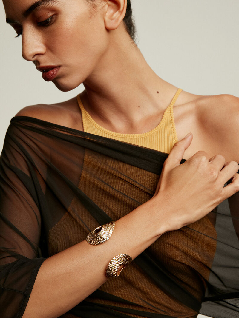 Wide rigid 925 silver bracelet bathed in 18K yellow gold with wicker texture. image number 2