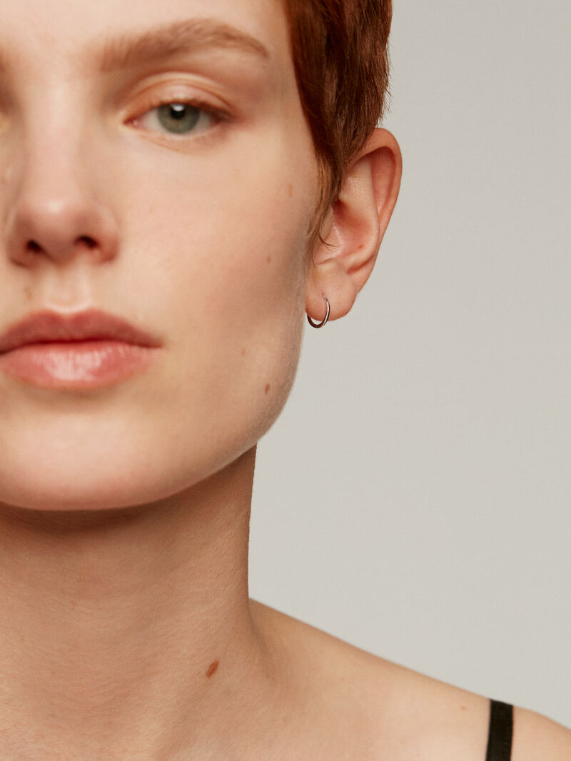 Individual small hoop earring made of 9K white gold. image number 1