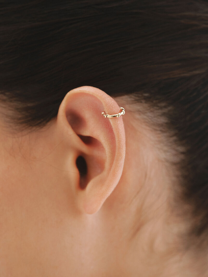 Individual yellow gold 9K earring with embossing. image number 1