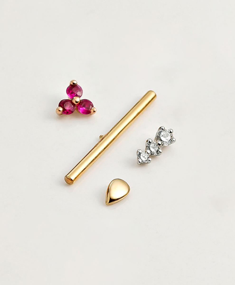 PENDIENTE SUELTO DE ORO BLANCO DE 18KT CON TRIPLE DIAMANTE
