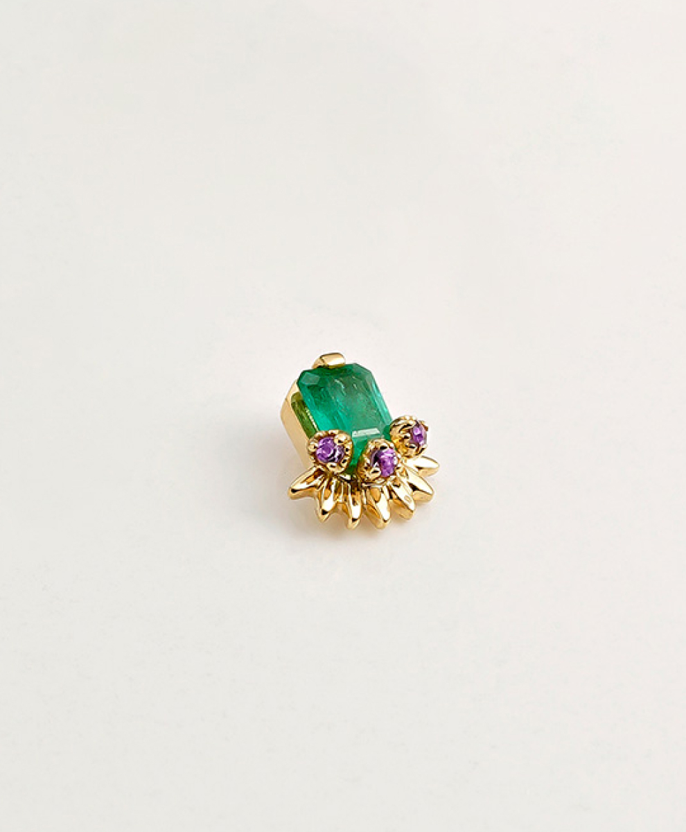 PIERCING DE ORO AMARILLO DE 18KT CON ESMERALDA VERDE CENTRAL Y AMATISTAS MORADAS
