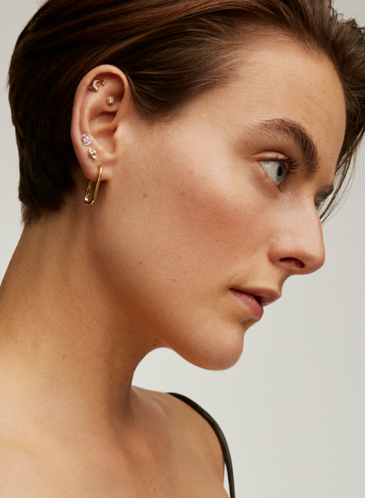 PIERCING DE ORO BLANCO DE 18KT CON ZAFIRO ROSA CENTRAL Y DIAMANTES
