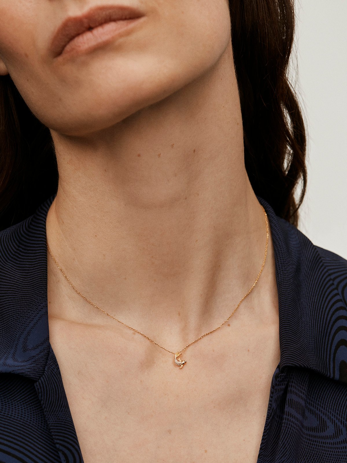 Colgante de oro amarillo de 18k con diamantes con forma de pez