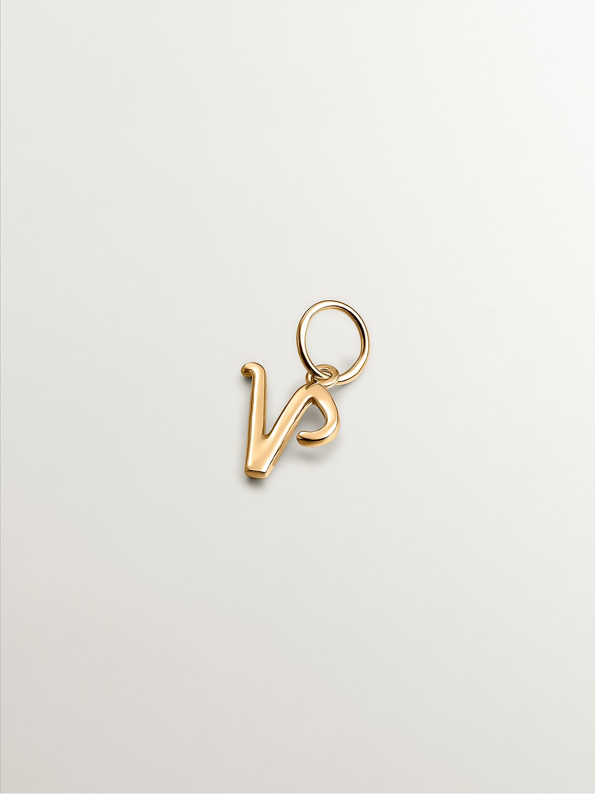 Charm de plata 925 bañada en oro amarillo de 18K con inicial V