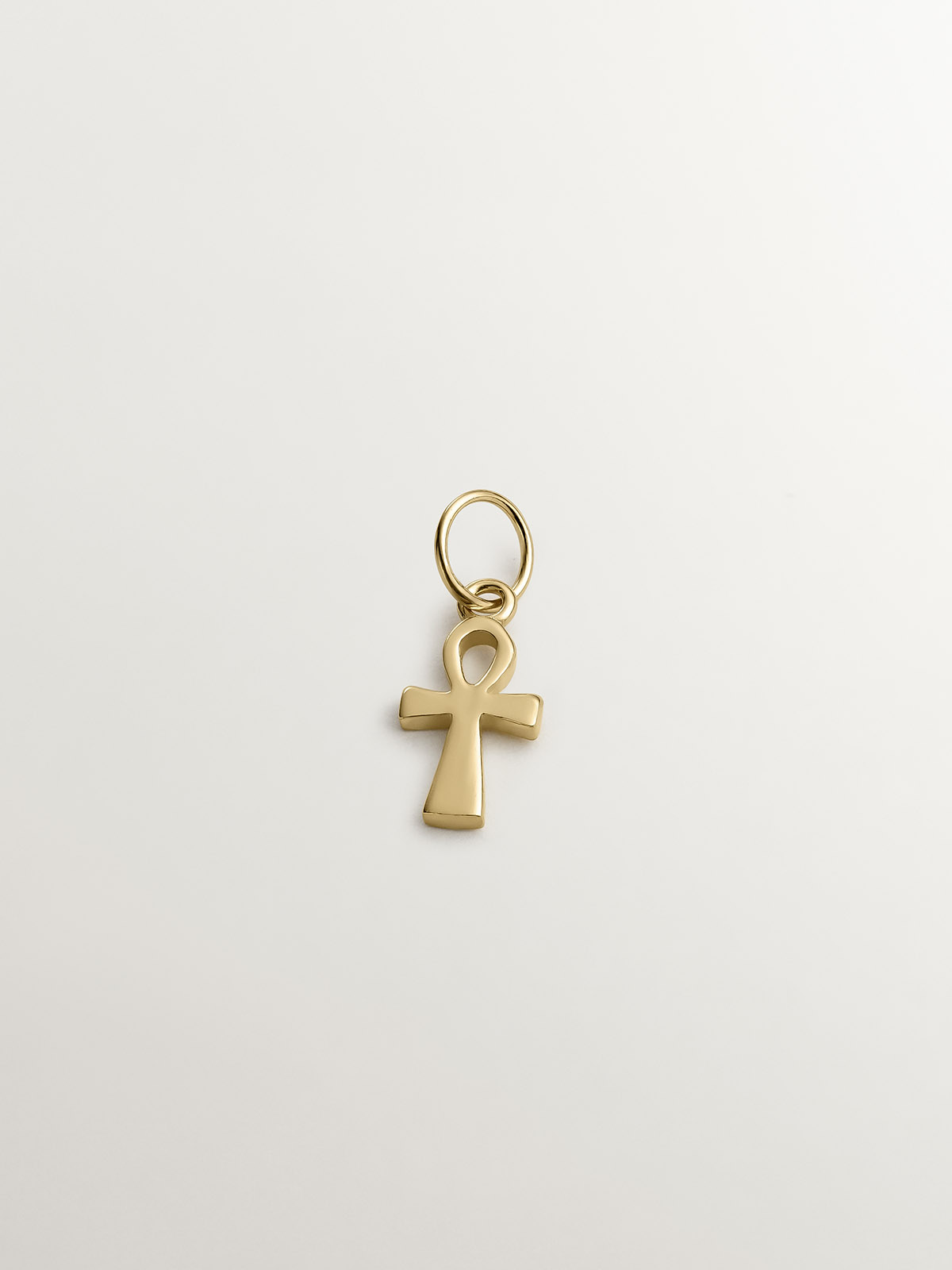 Charm de plata 925 bañada en oro amarillo de 18K con cruz ansada