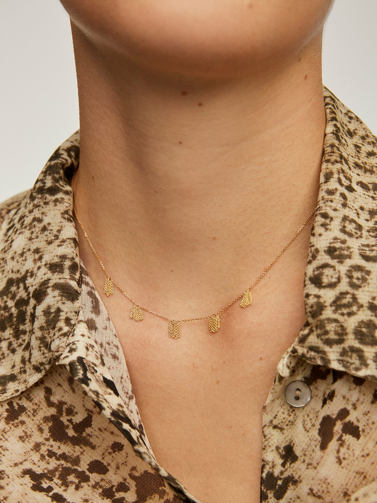 Collar de oro amarillo de 9K con pompones de cadena