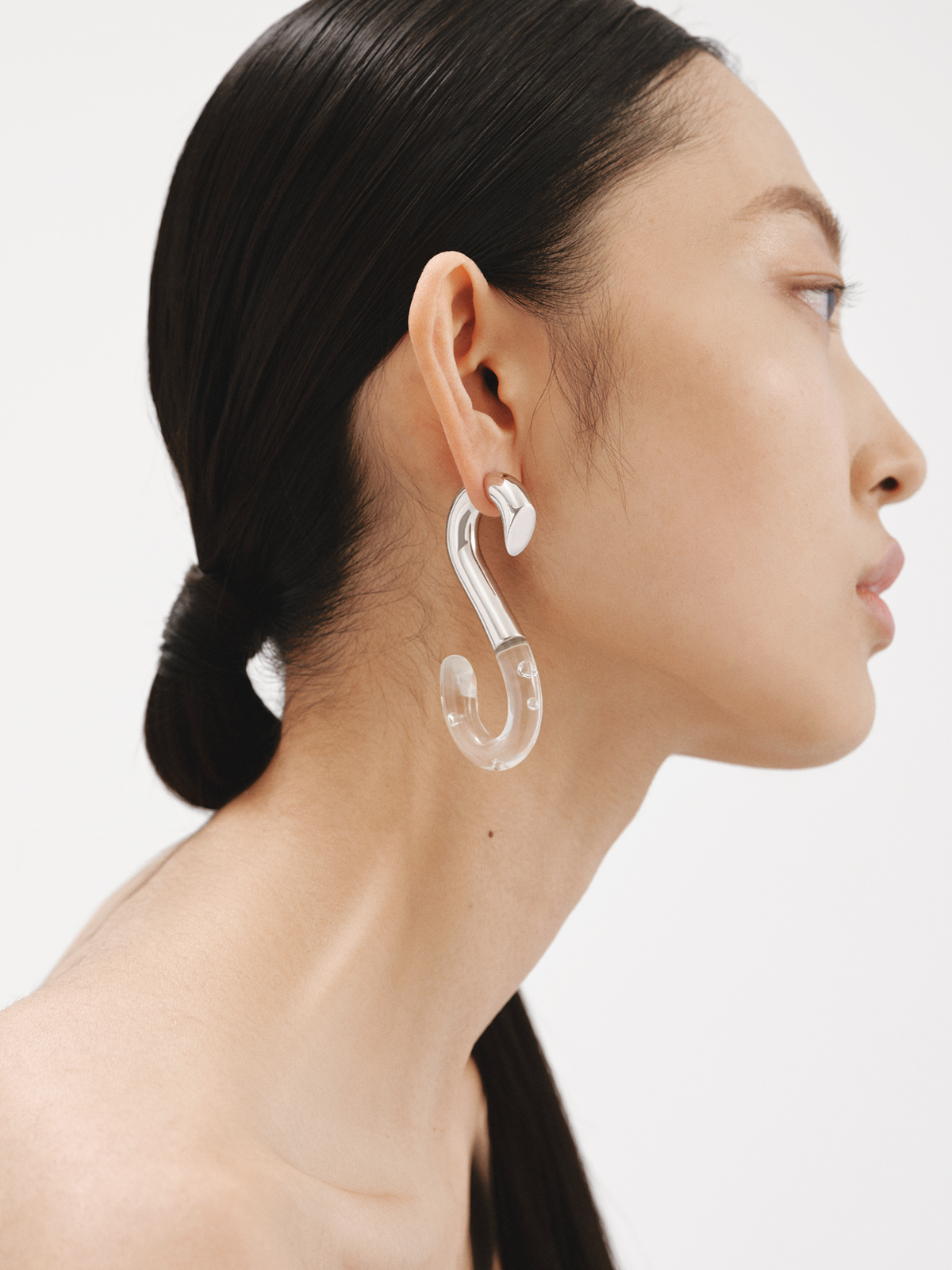 Boucle d'oreille individuelle en argent 925 avec zircons suspendus en résine