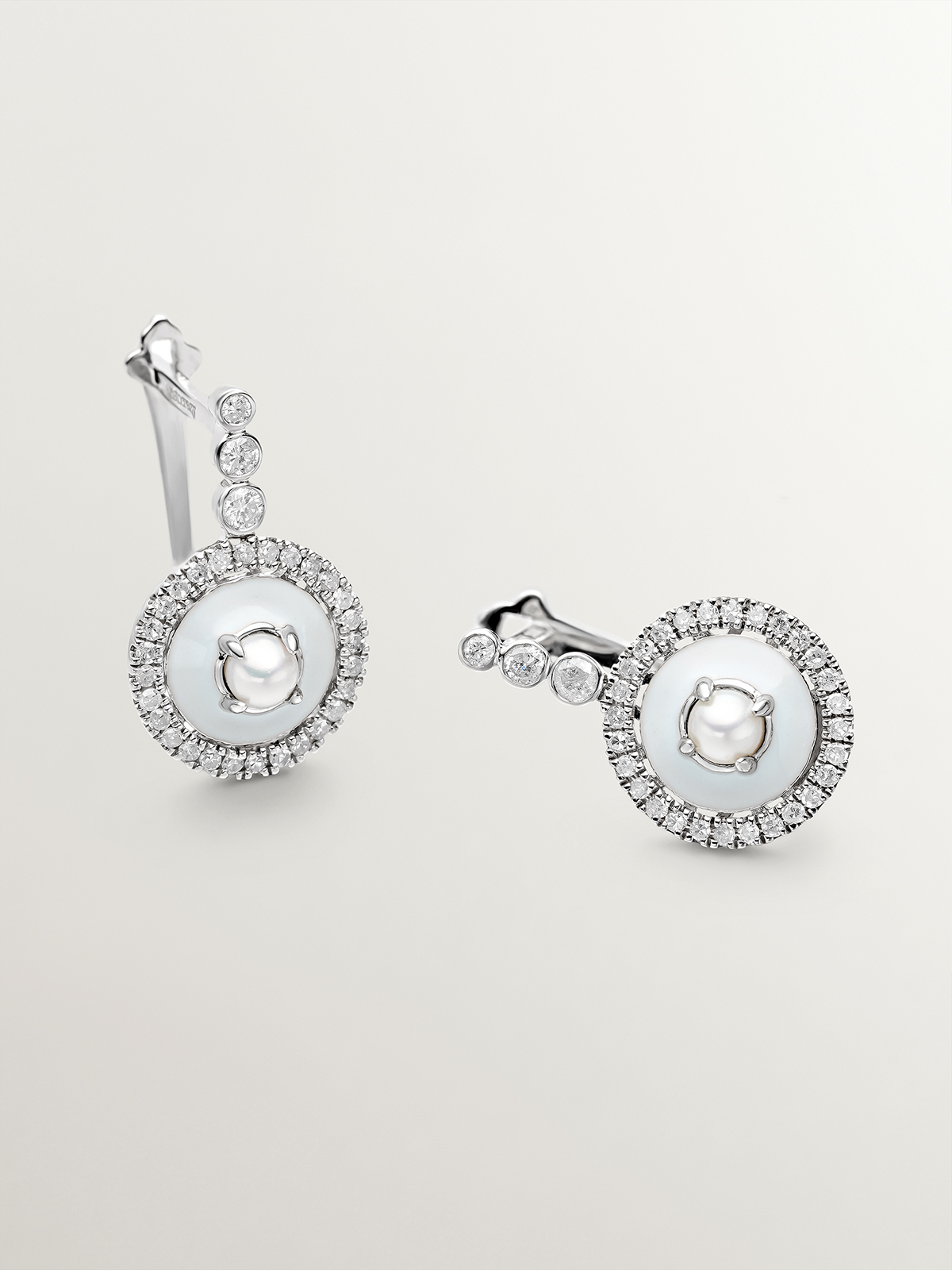 Pendientes de plata 925 y oro blanco de 18K con perlas blancas, diamantes blancos y esmalte gris 