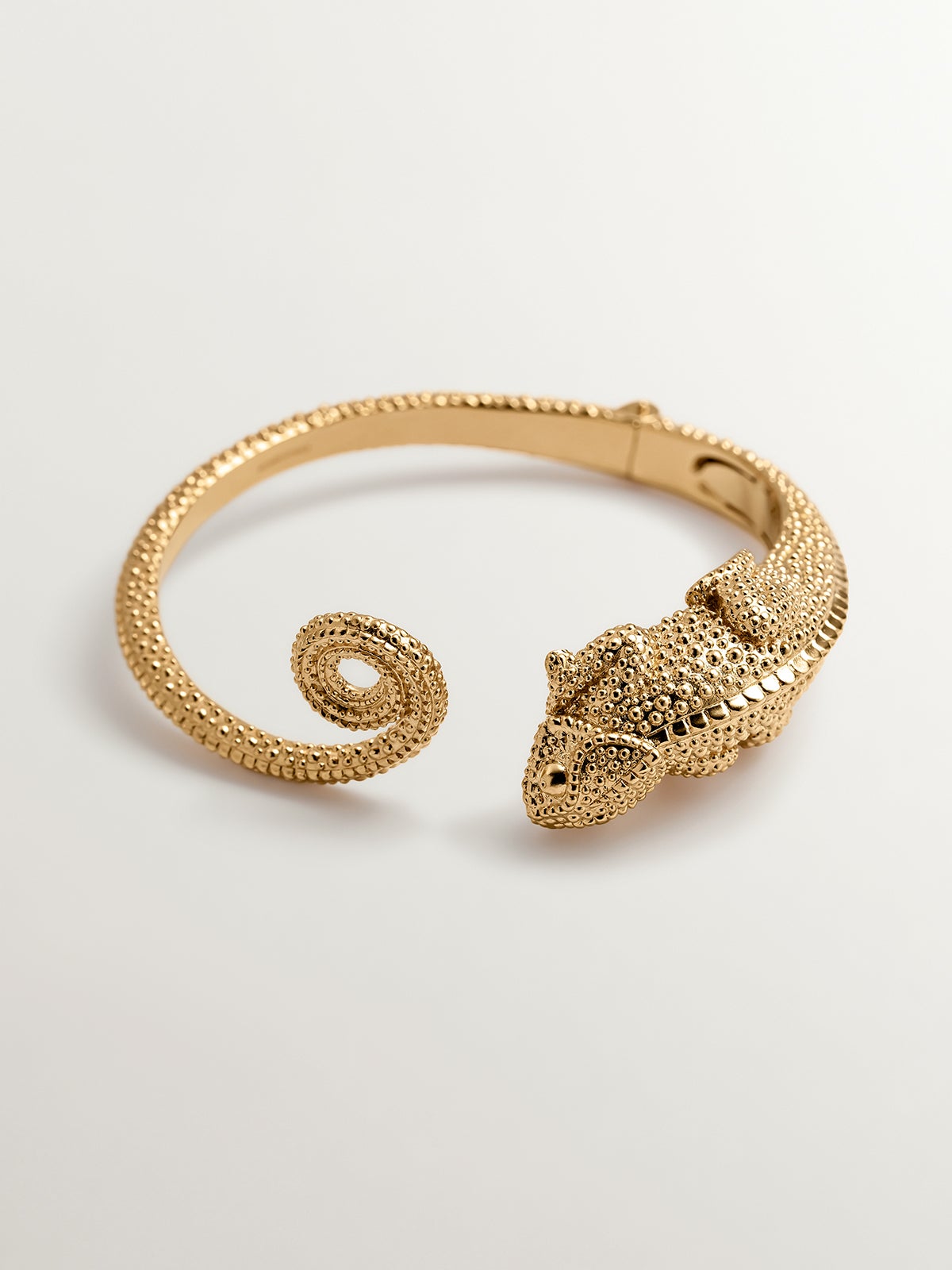 Rigid bracelet made of 925 silver, bathed in 18K yellow gold with a chameleon shape.
