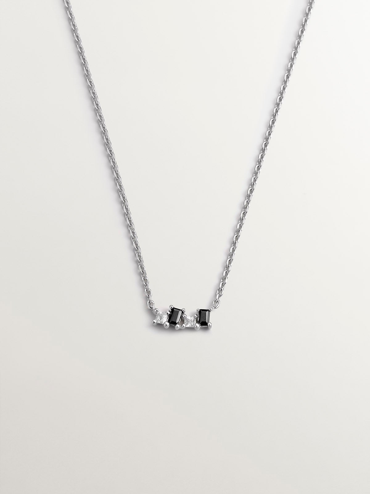Colgante de plata con topacios blancos y espinelas negras